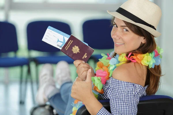 Жінка Залі Аеропорту Тримає Паспортні Ноги Відпочиваючи Валізі — стокове фото
