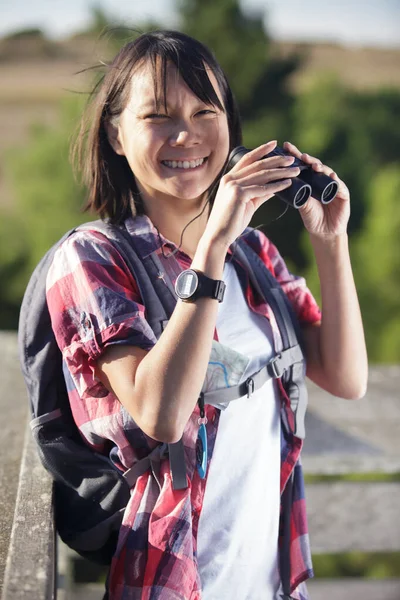 Mujer Excursionista Feliz Cima Montaña Con Prismáticos — Foto de Stock