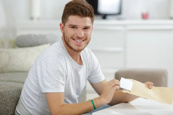 Щасливий Молодий Чоловік Відкриває Лист Вдома — стокове фото