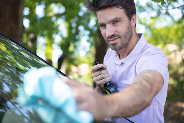 Cheerful Man Cleaning Car Windscreen — Stock Photo, Image