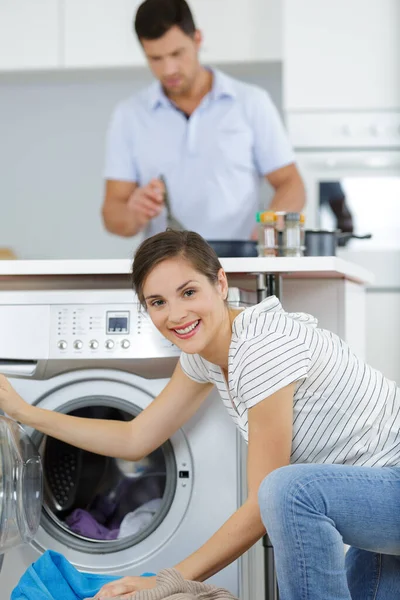 洗衣房里快乐的女人 — 图库照片