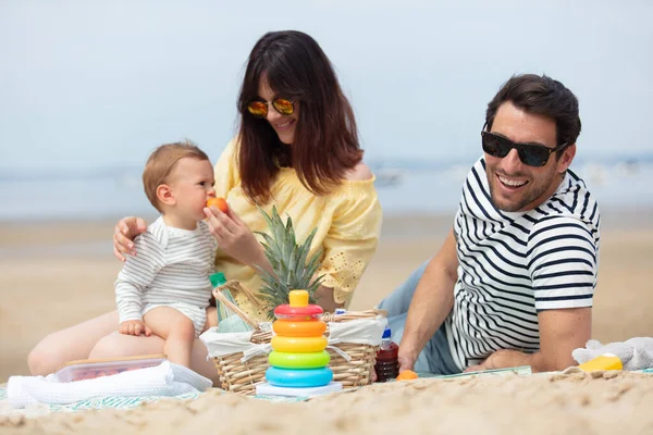 Föräldrar Utforska Stranden Med Sitt Barn — Stockfoto