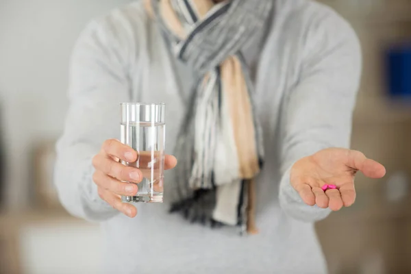 Manliga Innehav Piller Handen Och Glas Vatten — Stockfoto