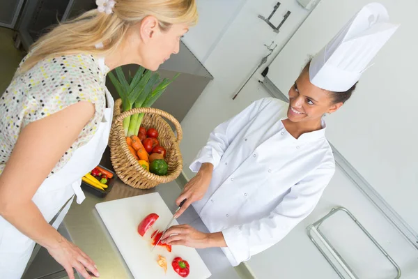 Young Female Chef Chopping Vegetables — Stock Photo, Image