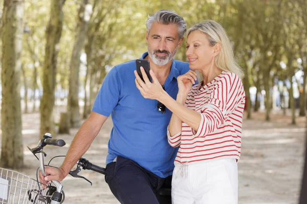Gelukkig Senior Paar Doet Een Selfie Met Fietsen — Stockfoto