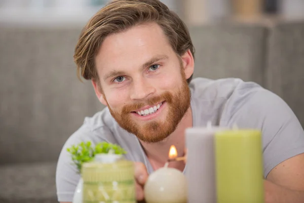 Man Steekt Kaarsen Aan Voor Romantiek — Stockfoto