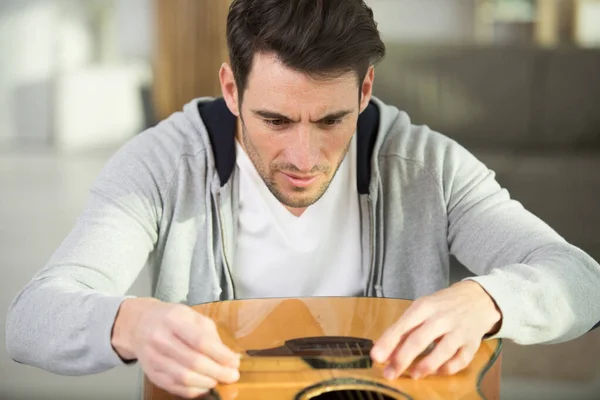 Homme Réparer Ses Cordes Guitare — Photo