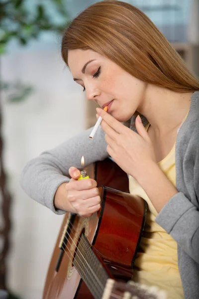 Porträt Einer Rauchenden Frau Die Gitarre Spielt — Stockfoto