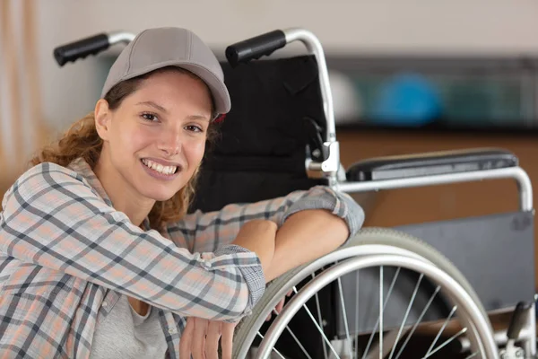 Kobieta Sprawdzająca Bezpieczeństwo Wózka Inwalidzkiego — Zdjęcie stockowe