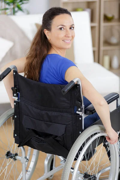 Счастливая Женщина Инвалидном Кресле Дома — стоковое фото