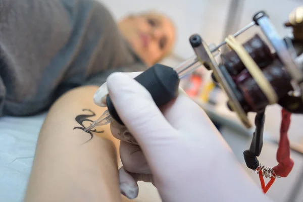 Татуювання Робить Татуювання — стокове фото