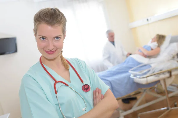 Kadın Hemşire Portresi Hastane Odasında Duruyor — Stok fotoğraf