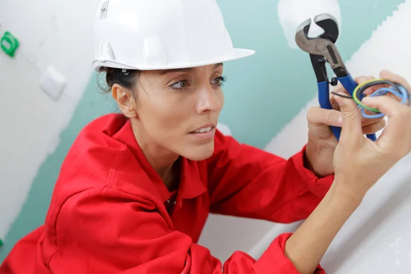 Woman Builder Fixing Wall Cables — Stock Photo, Image