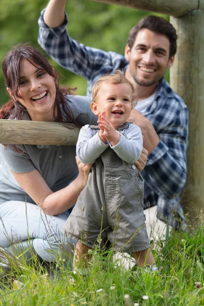Gelukkige Jonge Familie Tijd Buiten Doorbrengen — Stockfoto