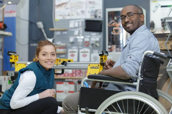Χαμογελαστός Άνθρωπος Μια Wheelchaire Ψώνια Κατάστημα Οικιακής Χρήσης — Φωτογραφία Αρχείου