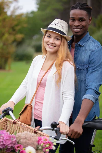 Lyckligt Par Har Kul När Cyklar Landsväg — Stockfoto