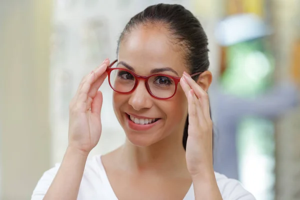 Mladá Žena Testování Nové Brýle Světelný Efekt — Stock fotografie