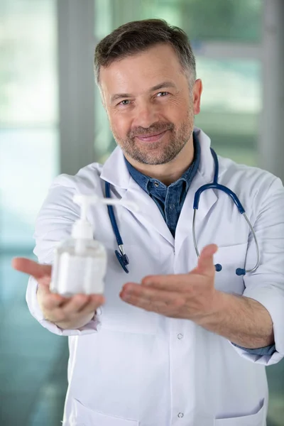 Αρσενικό Γιατρό Δίνοντας Αντιβακτηριακή Απολυμαντικό Χεριών — Φωτογραφία Αρχείου