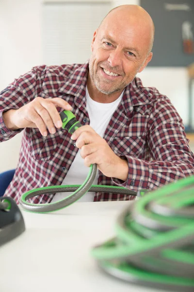 Imagen Del Hombre Que Fija Noozle Manguera Del Jardín — Foto de Stock