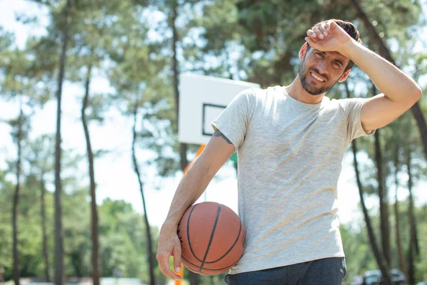 Basketbalspeler Veegt Het Zweet Van Zijn Voorhoofd — Stockfoto