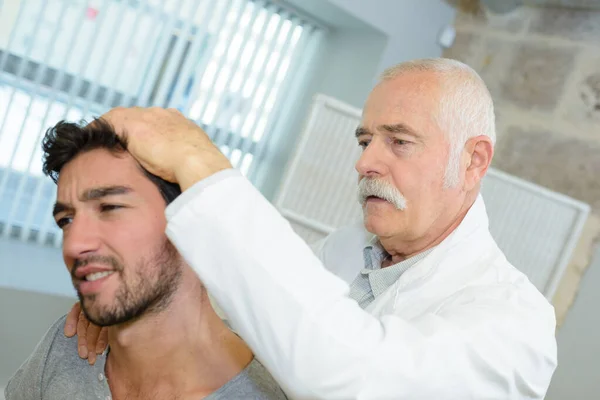 Chiropraktiker Arbeitet Nackenverletzung Von Patienten — Stockfoto