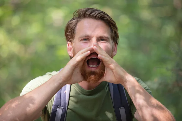 Uomo Escursionista Sta Gridando All Aperto — Foto Stock