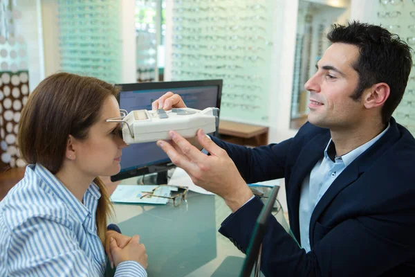 Profissional Óptico Que Mede Olhos Pacientes — Fotografia de Stock