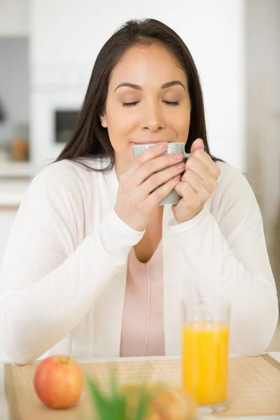 여자는 아침에 커피를 즐긴다 — 스톡 사진