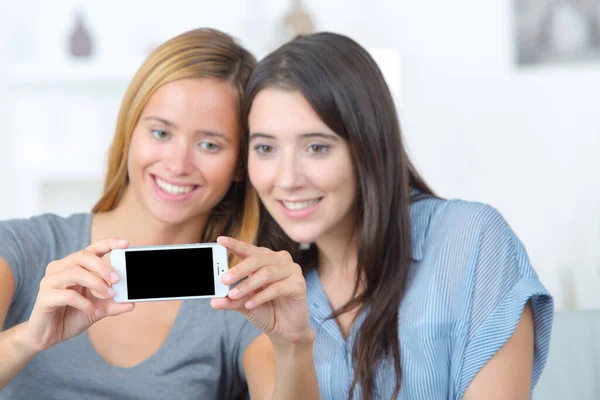 Két Fiatal Hölgy Szelfit Készít Mobiltelefonnal — Stock Fotó