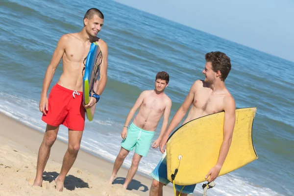 Bodyboard Mężczyźni Plaży — Zdjęcie stockowe