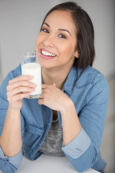 Giovane Donna Che Tiene Bicchiere Latte Sorridente — Foto Stock