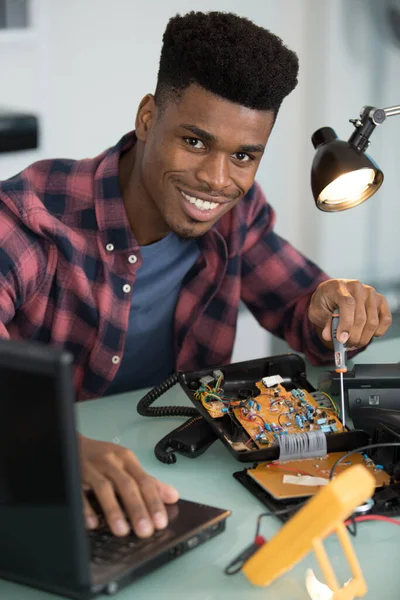 Lächelnder Mann Mit Multimeter Beim Befestigen Des Computers — Stockfoto