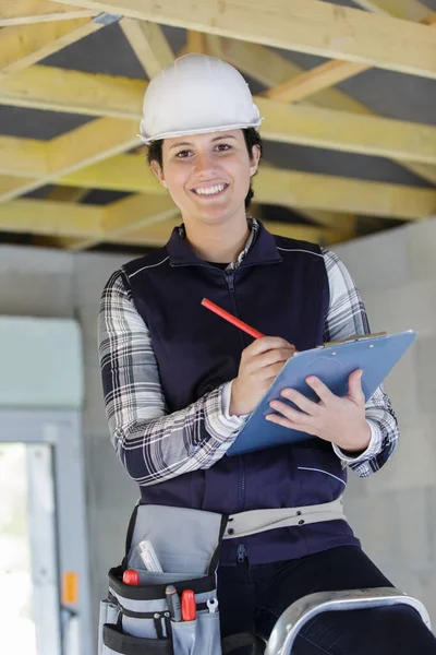 Женщина Инженер Смотрит Потолок — стоковое фото
