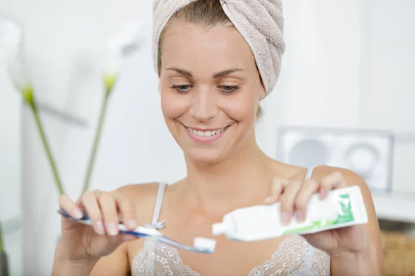 クールな女性彼女の歯を磨く — ストック写真