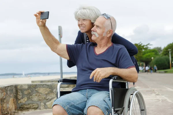 Pareja Ancianos Silla Ruedas Tomando Una Selfie — Foto de Stock