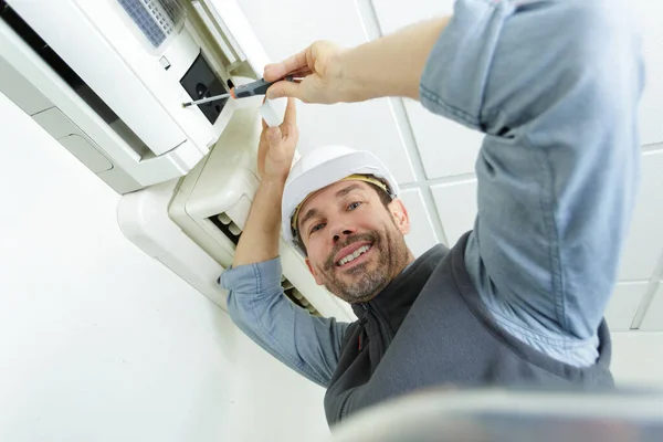 エアコンを修理する幸せな技術者 — ストック写真