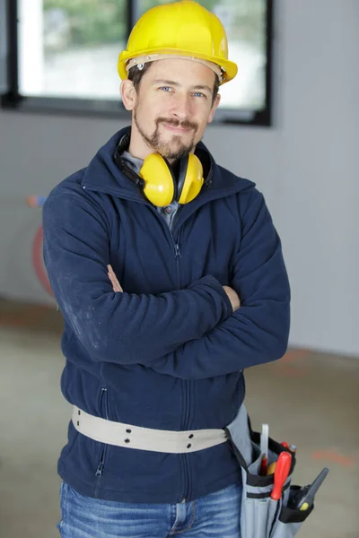 Aantrekkelijke Jonge Reparateur Met Gele Helm Gereedschapsriem — Stockfoto