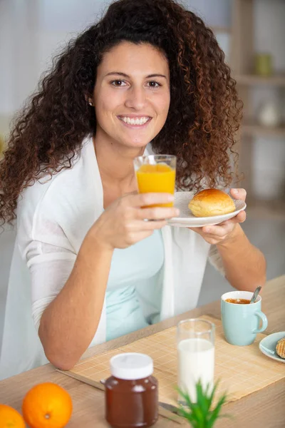 Szczęśliwa Kobieta Brązowymi Włosami Jedząca Śniadanie — Zdjęcie stockowe