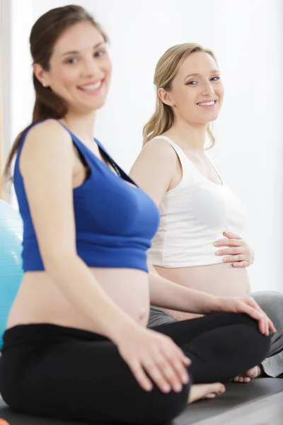 Groep Van Gelukkig Zwangere Vrouwen Doen Sport — Stockfoto