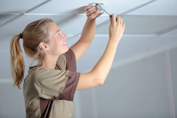 Kvinnlig Byggnadsarbetare Eller Elektriker Ersätter Glödlampa — Stockfoto