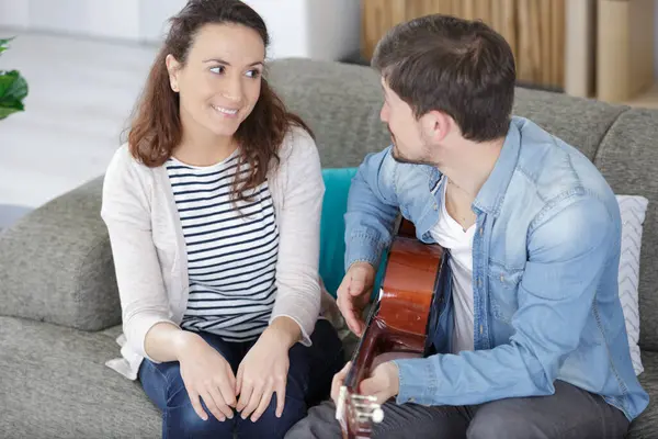 Romantique Charmant Jeune Couple Avec Guitare Dans Chambre — Photo