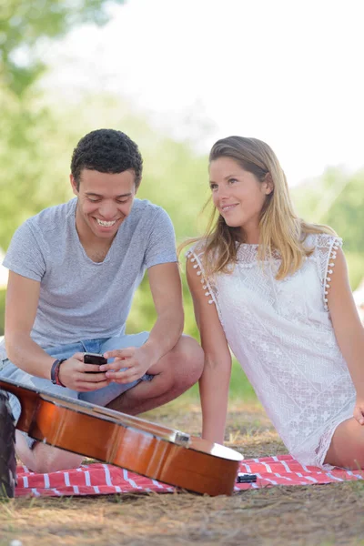 Jeune Couple Dans Parc Homme Regardant Smartphone — Photo