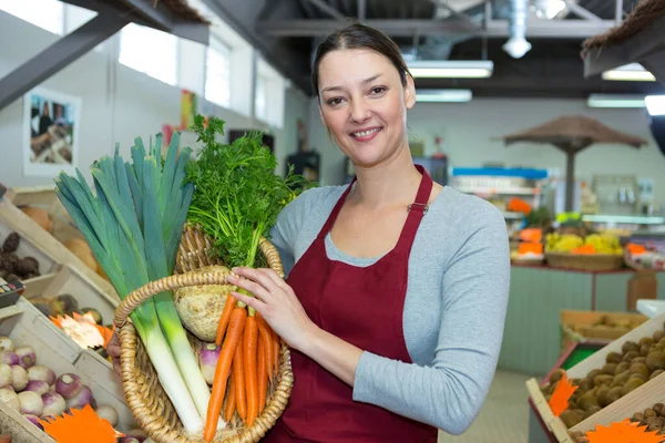 Vrouw Verkoper Groenten Fruit Supermarkt — Stockfoto