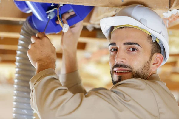Byggare Undersöker Ventilation Taket — Stockfoto