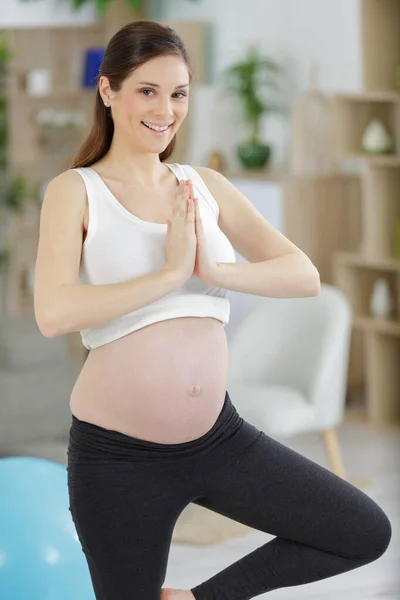 スポーツ演習を行うアクティブな妊娠中の女性 — ストック写真