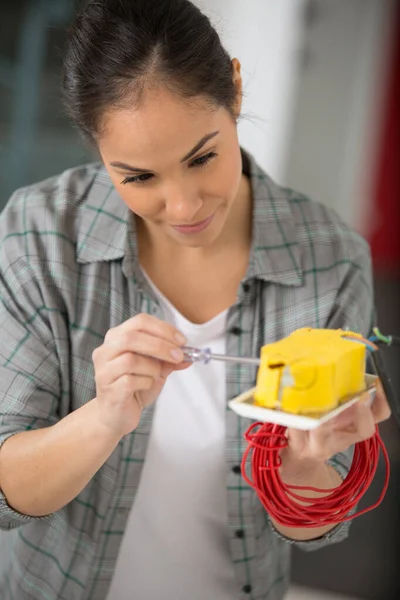 Mujer Repara Una Caja Eléctrica — Foto de Stock