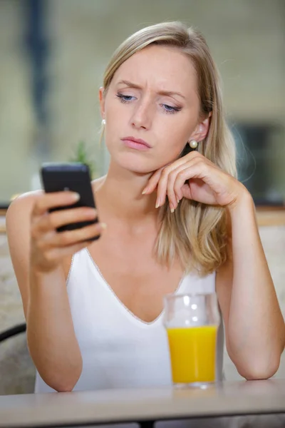 Frau Mit Entsetztem Gesichtsausdruck Blickt Auf Ihr Handy — Stockfoto
