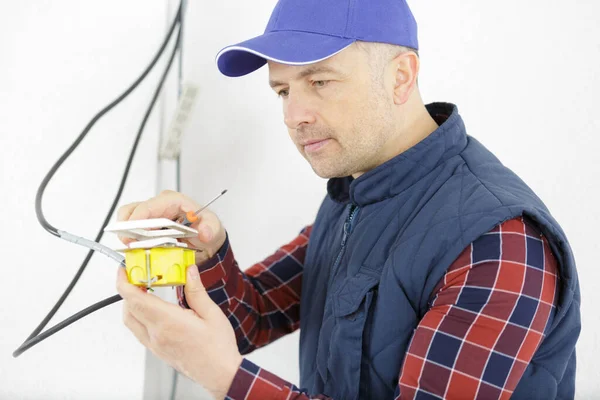 Eletricista Com Tensão Verificação Multímetro — Fotografia de Stock