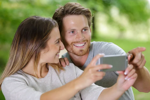 Jovem Casal Amoroso Tomando Selfie Com Smartphone Verão — Fotografia de Stock