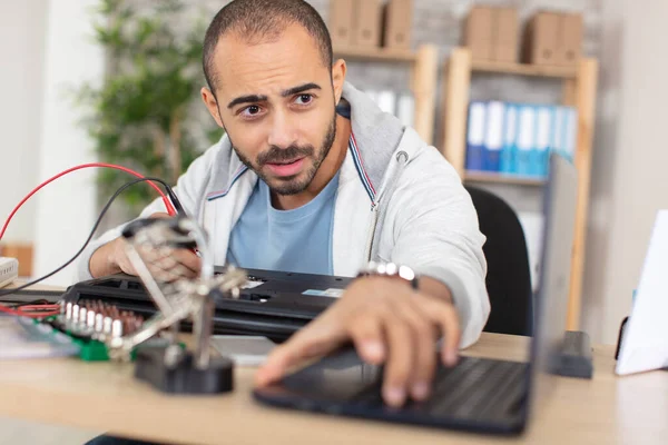 Concentrated Engineer Working Laptop — Stock Photo, Image